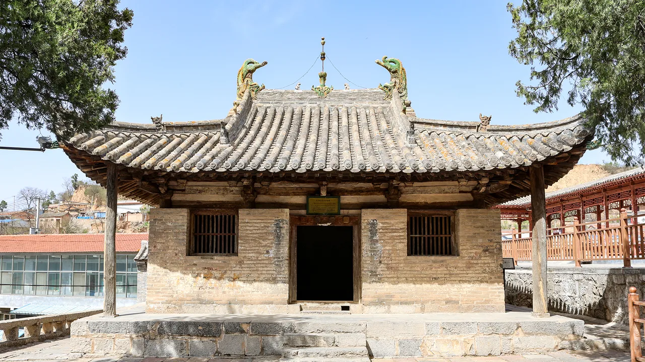 The tiny hip-roofed timber hall of Tiantai An in Pingshun county, Changzhi, under a clear sky.