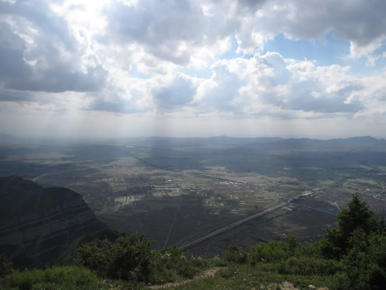 Ridge view from near the summit of Mount Heng (恒山), Hunyuan County, Shanxi